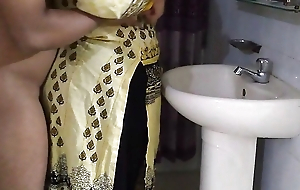 Sexy Pakistani Desi Girl Ayesha Bhabhi Fucked By Will not hear of Previously to Boyfriend - While Cleaning Legs In Toilette