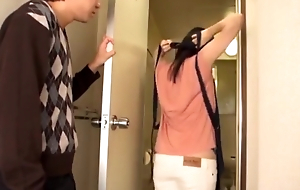 Japanese maids can't curtain their butts approximately their low rise jeans!
