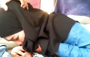 Indonesian MILF Demoralized by the brush Day in Car