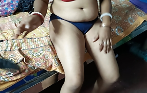 Desi Bhabhi Showing Her X-rated Boobs & Pussy
