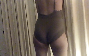Huge big booty twerking on a overdue night