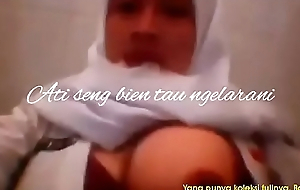 Indonesian School Girl With a Big Tits Show Of Her Boobs In School Bathroom