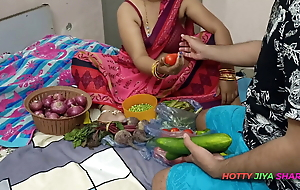 XXX Bhojpuri Bhabhi, for ages c in depth selling vegetables, showing off her fat nipples, got chuckled by burnish apply customer!