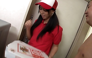 The alluring girl immigrant the pizza delivery comfort is seduced