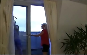 Young Windowcleaner Fucks hot Mom on tap Work